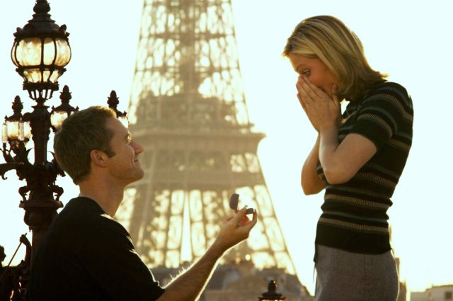 Man proposing to a woman in front of the Eiffel Tower